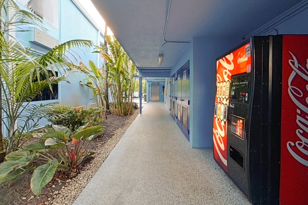Rodeway Inn & Suites Fort Lauderdale Airport & Cruise Port — Hotel building in Fort Lauderdale, Florida