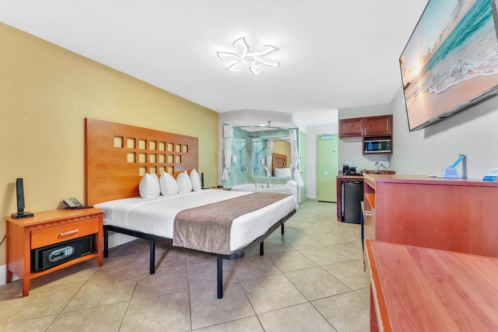 Rodeway Inn & Suites Fort Lauderdale Airport & Cruise Port — Hotel rooms in Fort Lauderdale, Florida