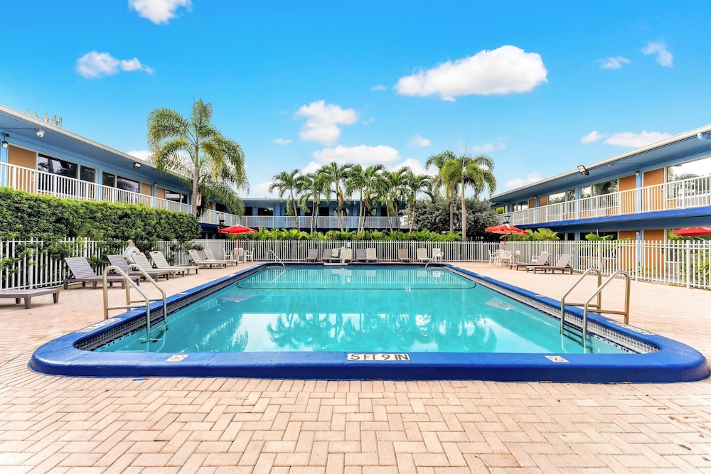 Rodeway Inn & Suites Fort Lauderdale Airport & Cruise Port — Swimming pool in Fort Lauderdale, Florida