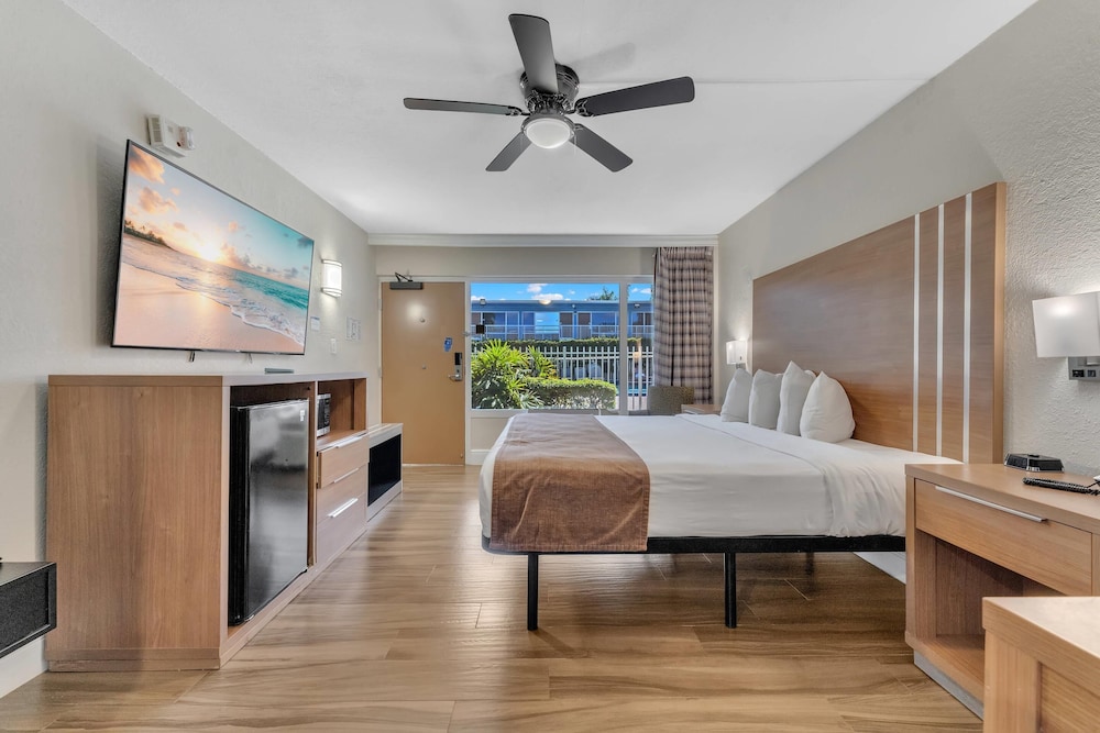 Rodeway Inn & Suites Fort Lauderdale Airport & Cruise Port — Hotel rooms in Fort Lauderdale, Florida