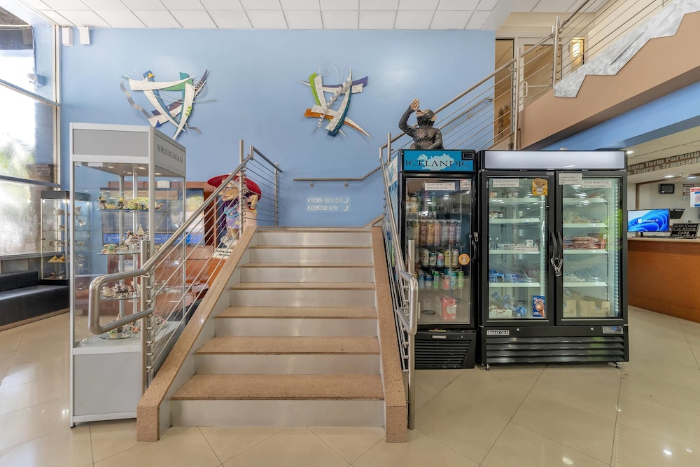 Rodeway Inn & Suites Fort Lauderdale Airport & Cruise Port — Hotel building in Fort Lauderdale, Florida