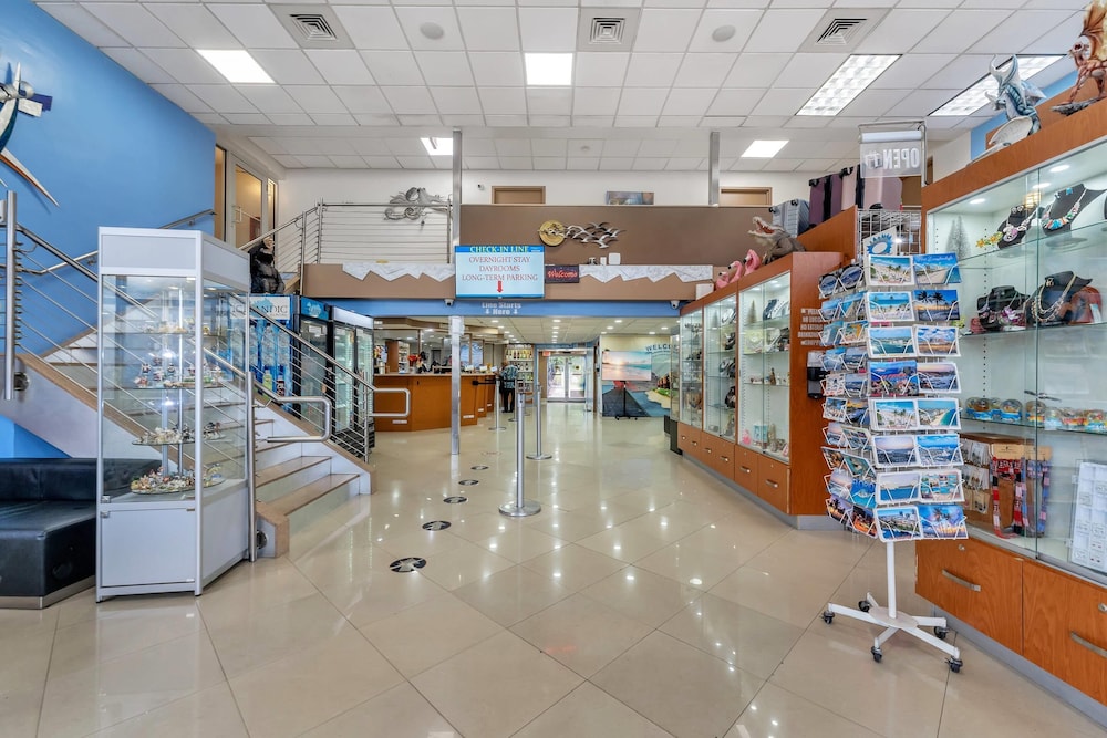 Rodeway Inn & Suites Fort Lauderdale Airport & Cruise Port — Hotel building in Fort Lauderdale, Florida