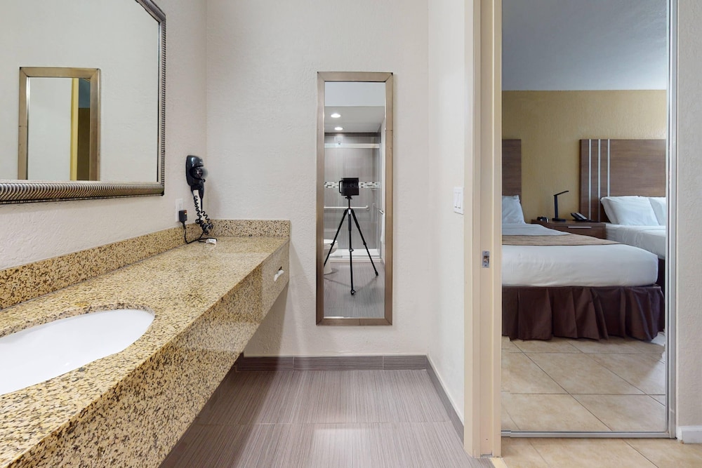 Rodeway Inn & Suites Fort Lauderdale Airport & Cruise Port — Hotel rooms in Fort Lauderdale, Florida