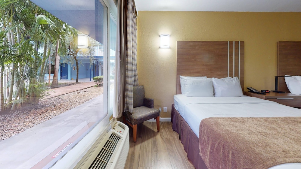 Rodeway Inn & Suites Fort Lauderdale Airport & Cruise Port — Hotel rooms in Fort Lauderdale, Florida