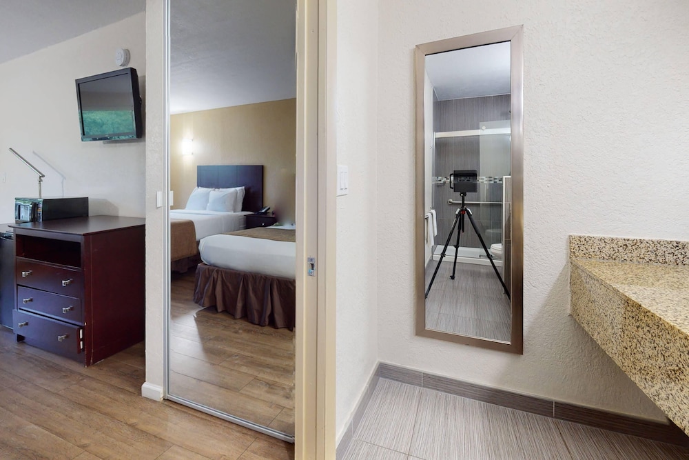 Rodeway Inn & Suites Fort Lauderdale Airport & Cruise Port — Hotel rooms in Fort Lauderdale, Florida