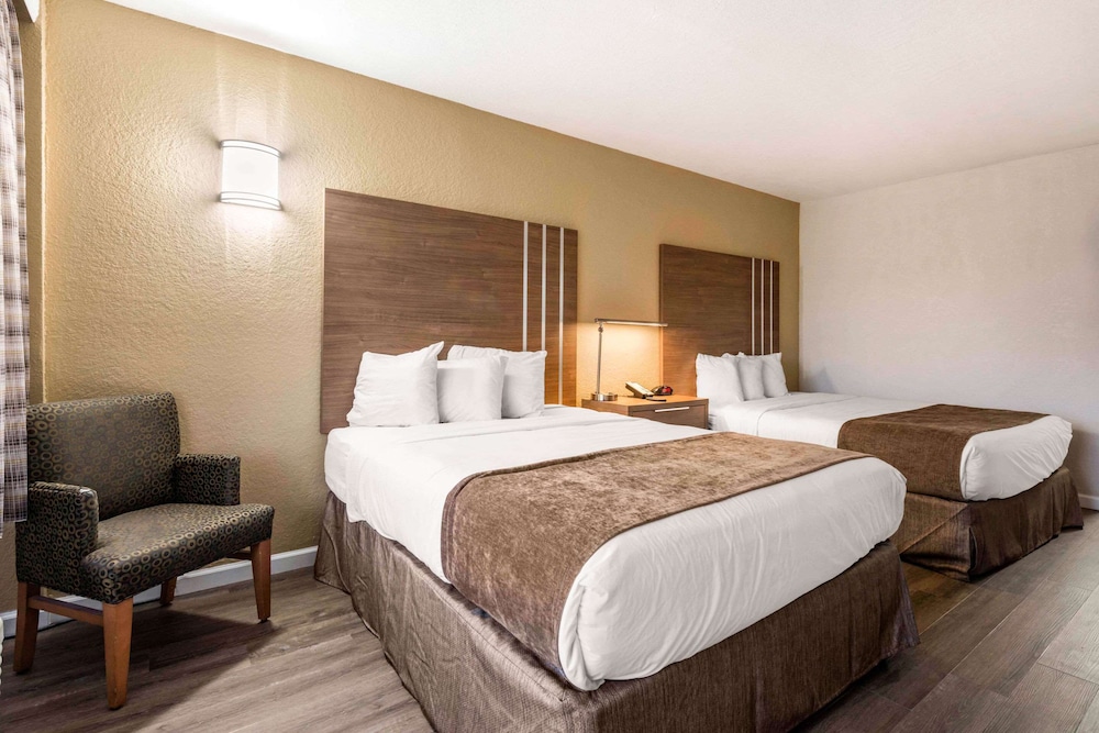 Rodeway Inn & Suites Fort Lauderdale Airport & Cruise Port — Hotel rooms in Fort Lauderdale, Florida