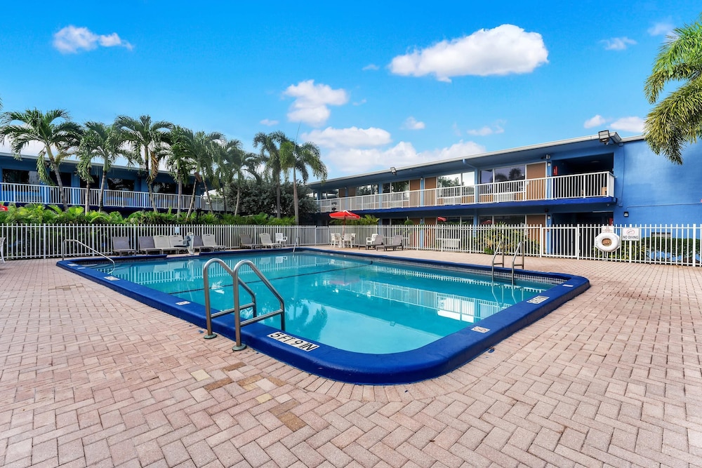 Rodeway Inn & Suites Fort Lauderdale Airport & Cruise Port — Swimming pool in Fort Lauderdale, Florida
