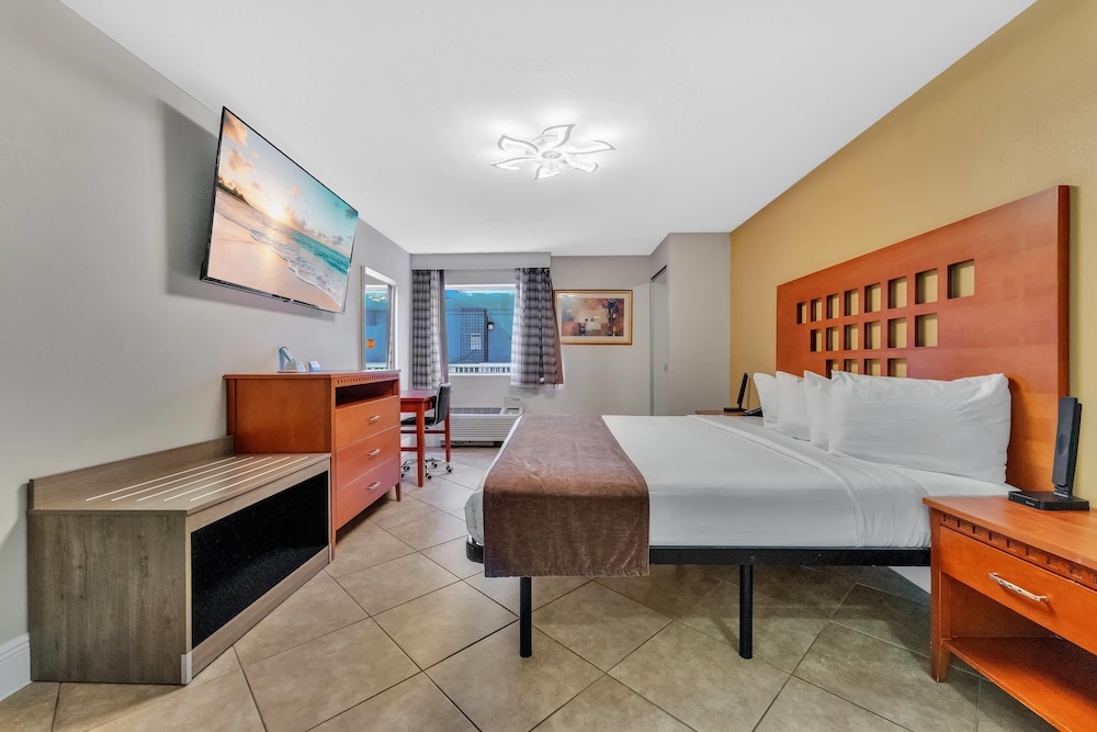 Rodeway Inn & Suites Fort Lauderdale Airport & Cruise Port — Hotel rooms in Fort Lauderdale, Florida