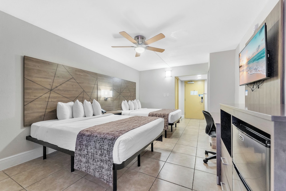 Rodeway Inn & Suites Fort Lauderdale Airport & Cruise Port — Hotel rooms in Fort Lauderdale, Florida