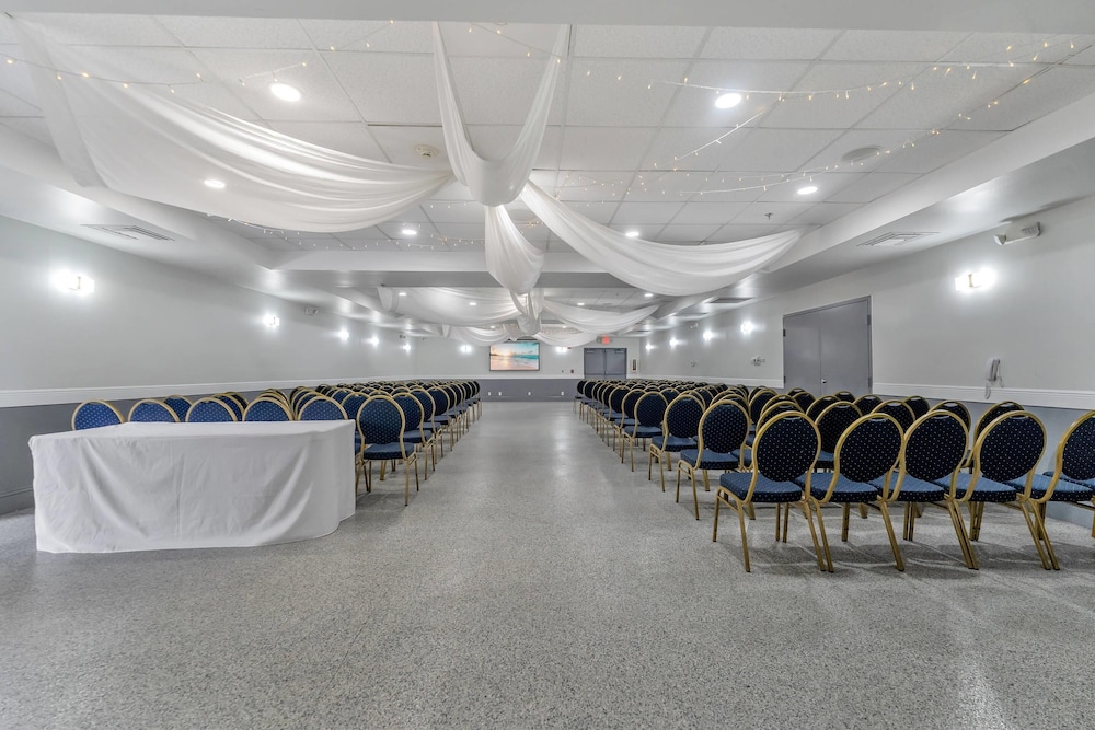 Rodeway Inn & Suites Fort Lauderdale Airport & Cruise Port — Hotel building in Fort Lauderdale, Florida