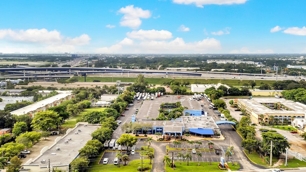 Rodeway Inn & Suites Fort Lauderdale Airport & Cruise Port — Hotel building in Fort Lauderdale, Florida