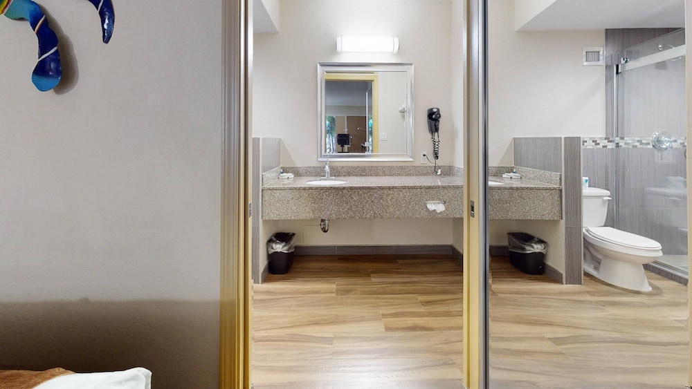 Rodeway Inn & Suites Fort Lauderdale Airport & Cruise Port — Hotel rooms in Fort Lauderdale, Florida
