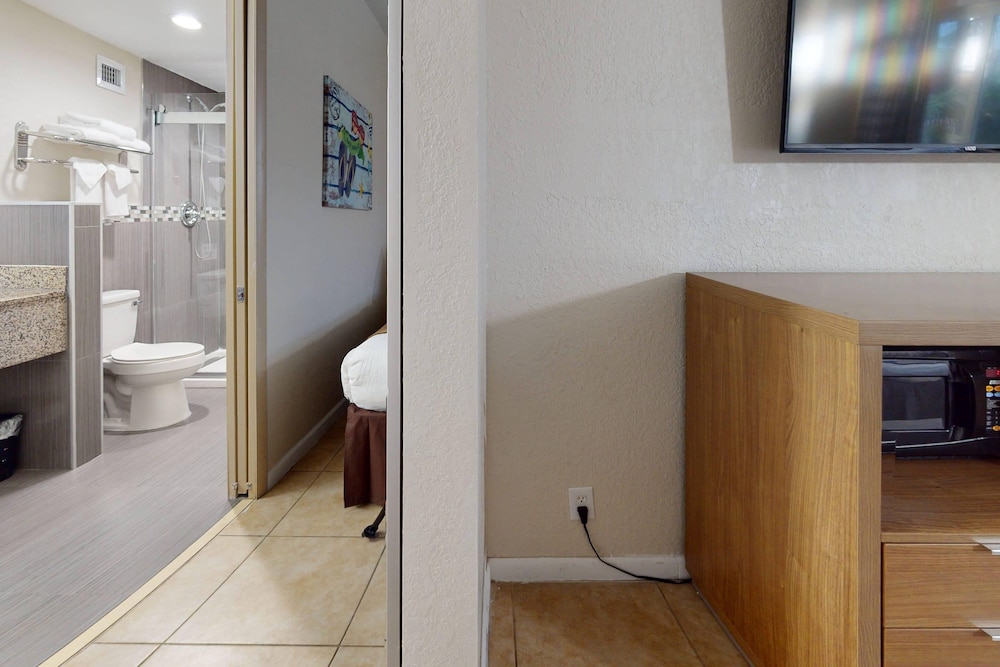 Rodeway Inn & Suites Fort Lauderdale Airport & Cruise Port — Hotel rooms in Fort Lauderdale, Florida