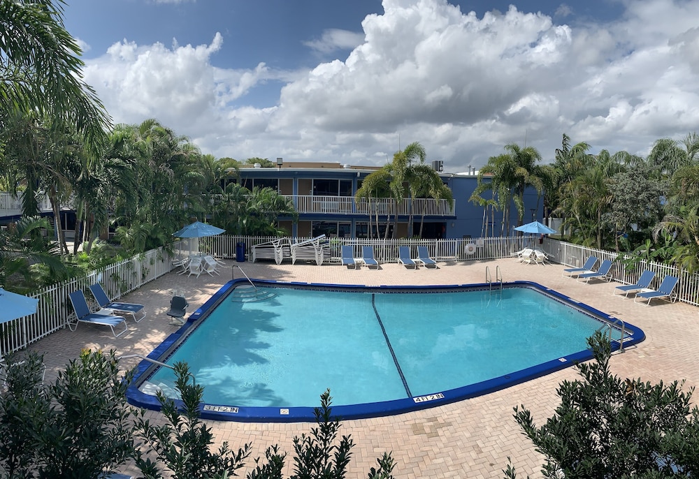 Rodeway Inn & Suites Fort Lauderdale Airport & Cruise Port — Swimming pool in Fort Lauderdale, Florida