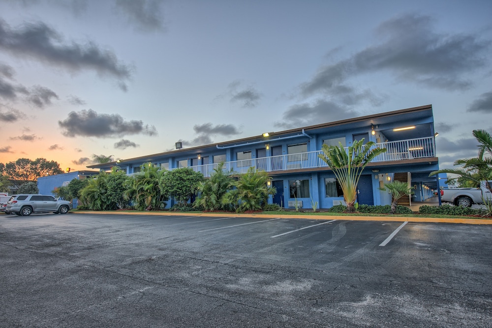 Rodeway Inn & Suites Fort Lauderdale Airport & Cruise Port — Hotel building in Fort Lauderdale, Florida