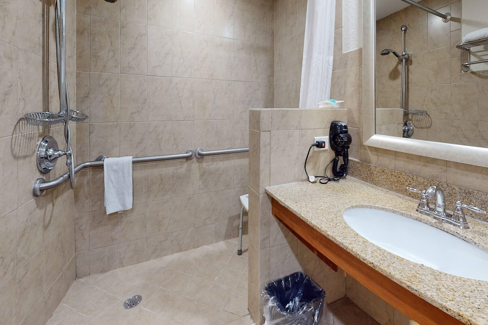 Rodeway Inn & Suites Fort Lauderdale Airport & Cruise Port — Hotel rooms in Fort Lauderdale, Florida