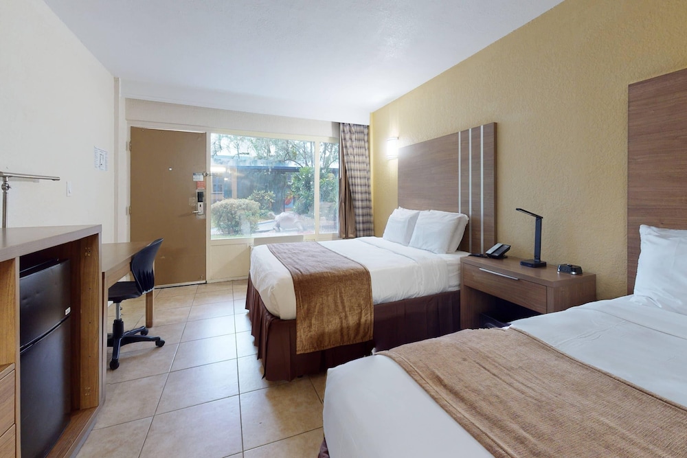 Rodeway Inn & Suites Fort Lauderdale Airport & Cruise Port — Hotel rooms in Fort Lauderdale, Florida