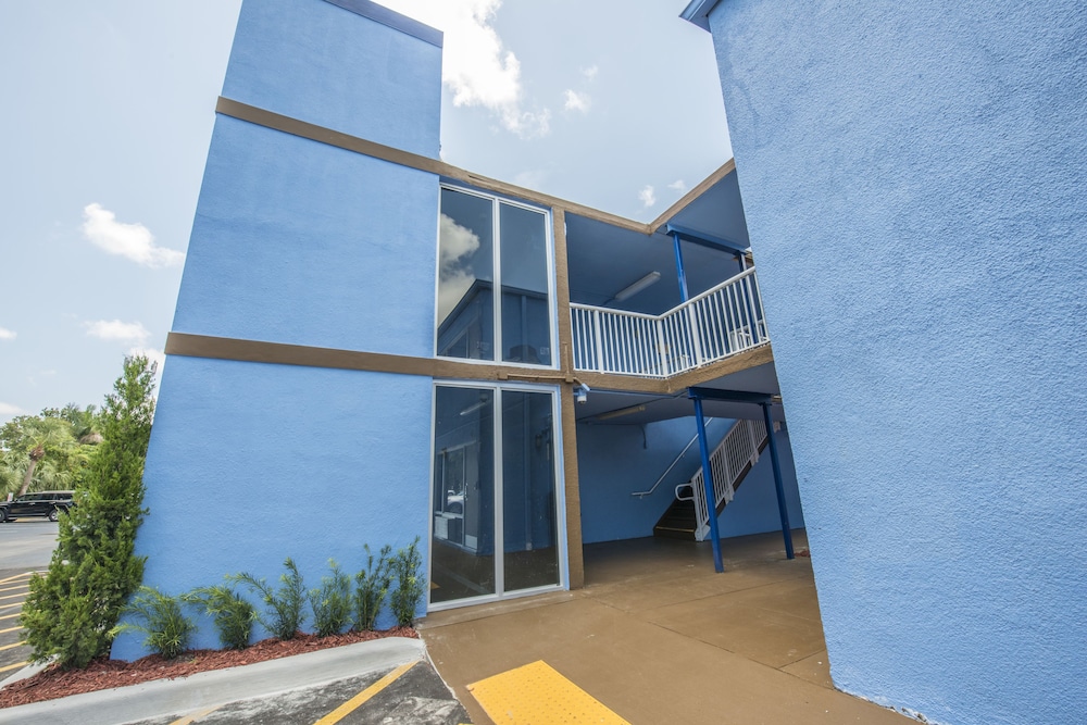 Rodeway Inn & Suites Fort Lauderdale Airport & Cruise Port — Hotel building in Fort Lauderdale, Florida