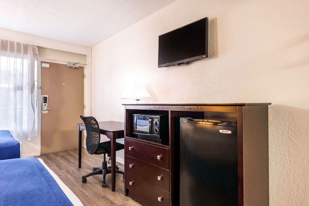 Rodeway Inn & Suites Fort Lauderdale Airport & Cruise Port — Hotel rooms in Fort Lauderdale, Florida