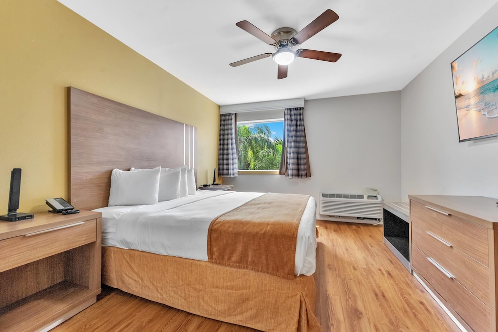 Rodeway Inn & Suites Fort Lauderdale Airport & Cruise Port — Hotel rooms in Fort Lauderdale, Florida