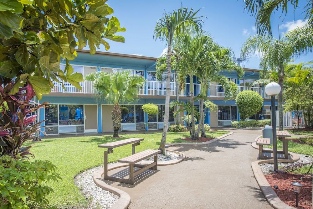 Rodeway Inn & Suites Fort Lauderdale Airport & Cruise Port — Hotel building in Fort Lauderdale, Florida