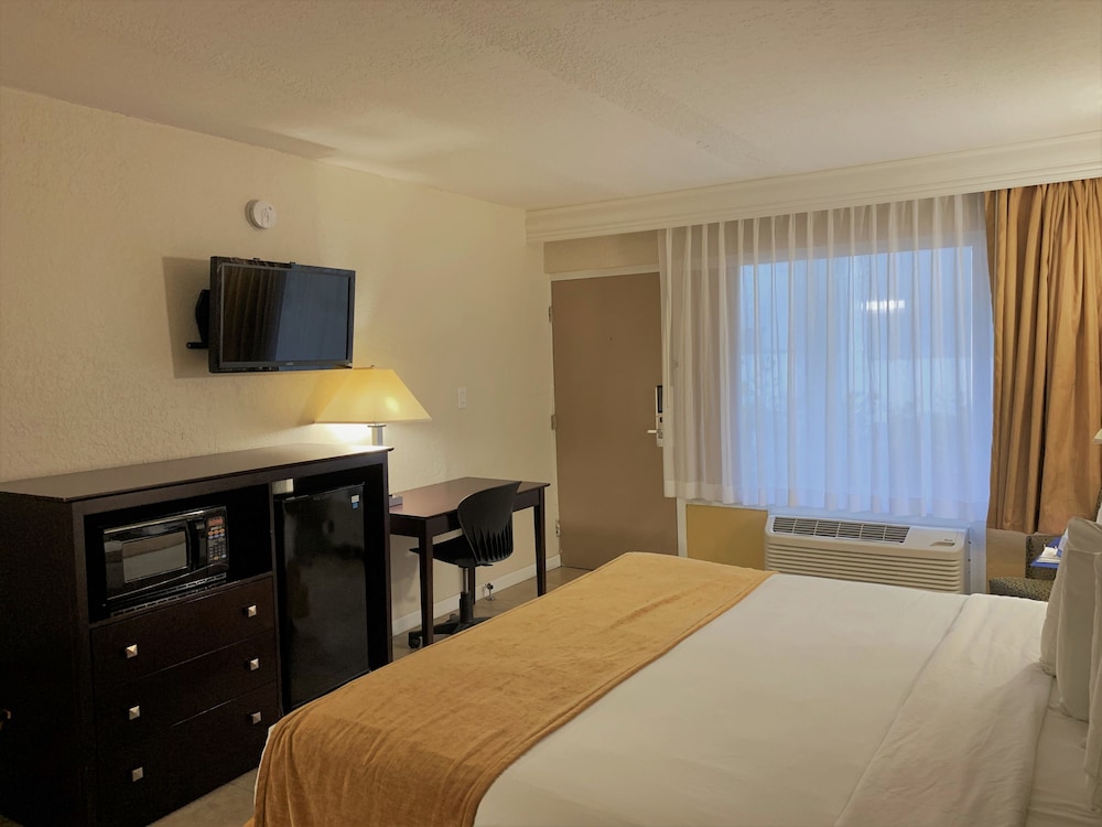 Rodeway Inn & Suites Fort Lauderdale Airport & Cruise Port — Hotel rooms in Fort Lauderdale, Florida