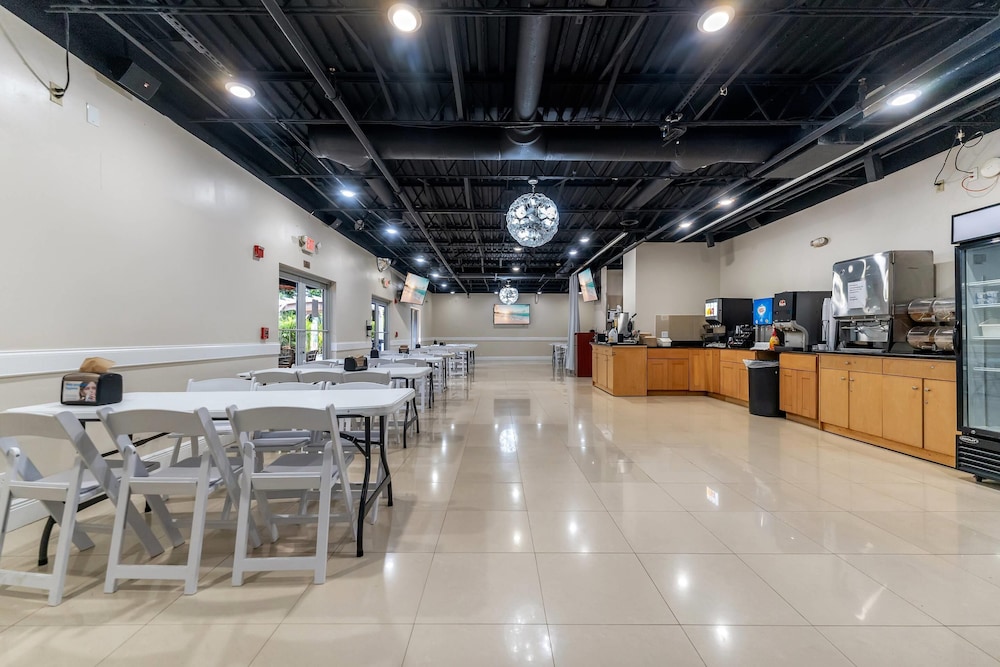 Rodeway Inn & Suites Fort Lauderdale Airport & Cruise Port — Restaurant & bars in Fort Lauderdale, Florida