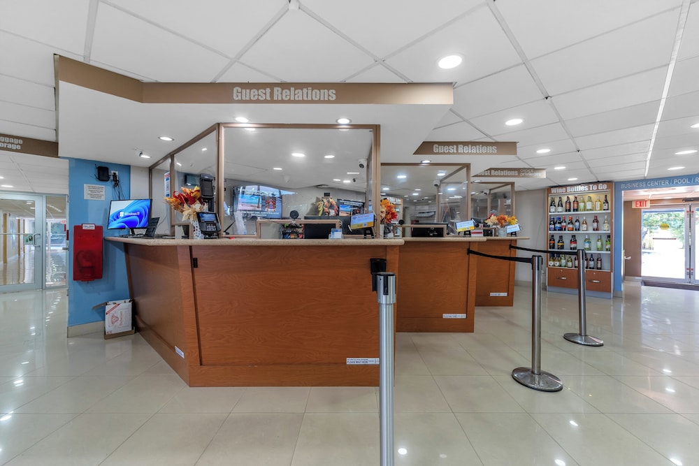 Rodeway Inn & Suites Fort Lauderdale Airport & Cruise Port — Hotel building in Fort Lauderdale, Florida