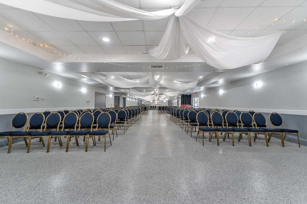 Rodeway Inn & Suites Fort Lauderdale Airport & Cruise Port — Restaurant & bars in Fort Lauderdale, Florida