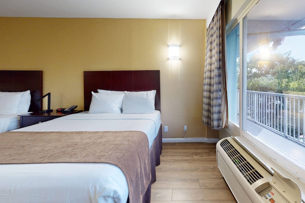 Rodeway Inn & Suites Fort Lauderdale Airport & Cruise Port — Hotel rooms in Fort Lauderdale, Florida