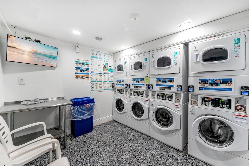 Rodeway Inn & Suites Fort Lauderdale Airport & Cruise Port — Hotel building in Fort Lauderdale, Florida