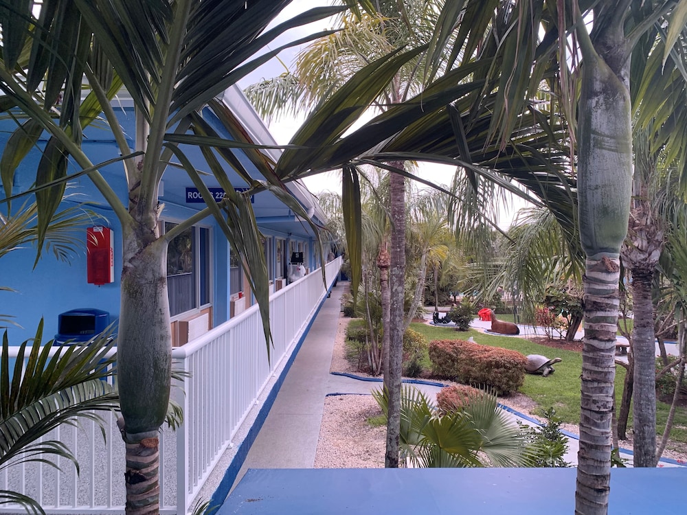 Rodeway Inn & Suites Fort Lauderdale Airport & Cruise Port — Hotel building in Fort Lauderdale, Florida