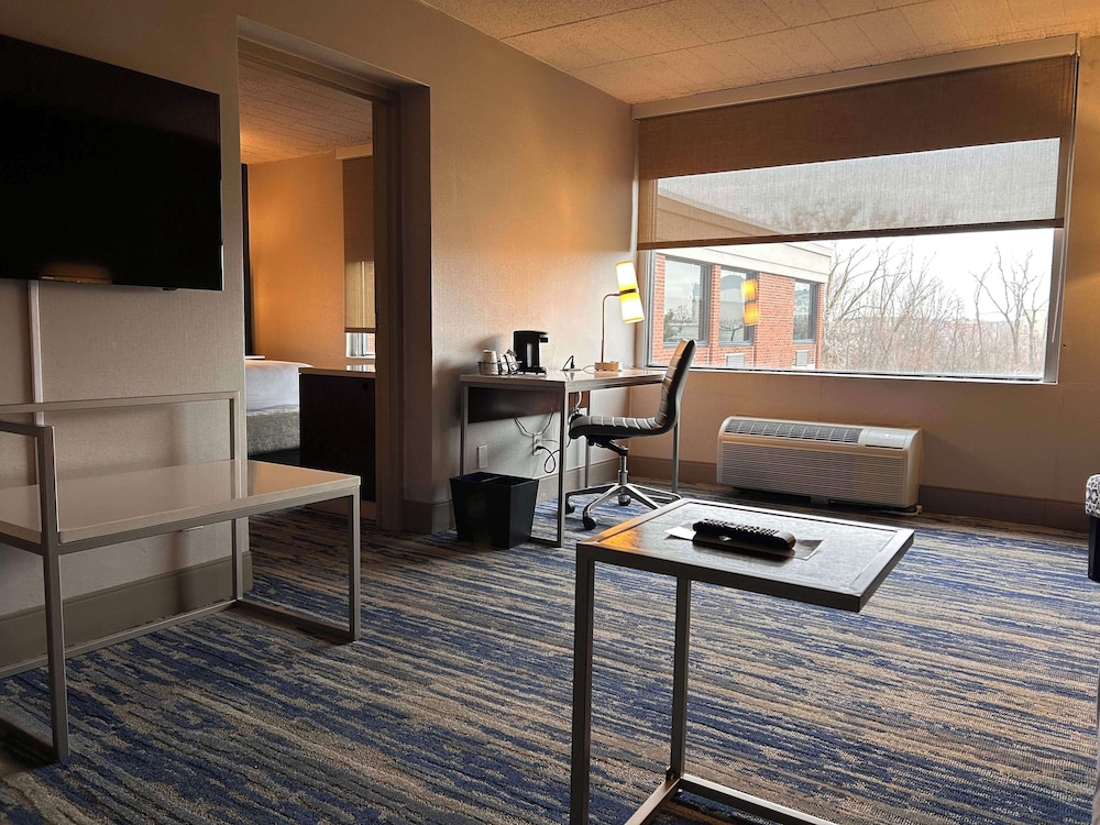 Skyline Hotel Detroit Airport, SureStay Collection by Best Western — Hotel rooms in Romulus, Michigan