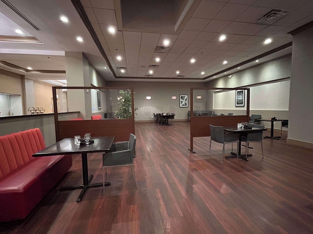 Skyline Hotel Detroit Airport, SureStay Collection by Best Western — Restaurant & bars in Romulus, Michigan