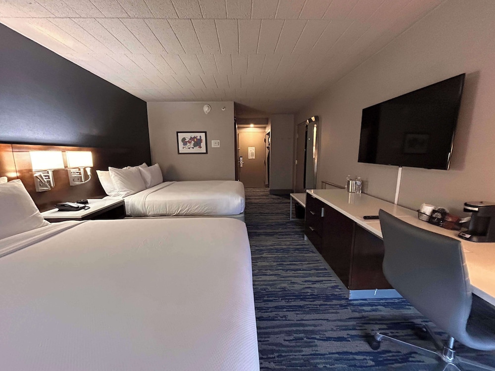 Skyline Hotel Detroit Airport, SureStay Collection by Best Western — Hotel rooms in Romulus, Michigan