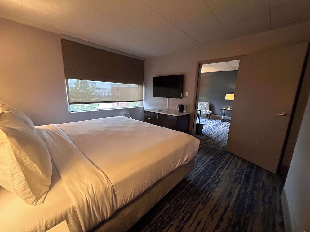 Skyline Hotel Detroit Airport, SureStay Collection by Best Western — Hotel rooms in Romulus, Michigan