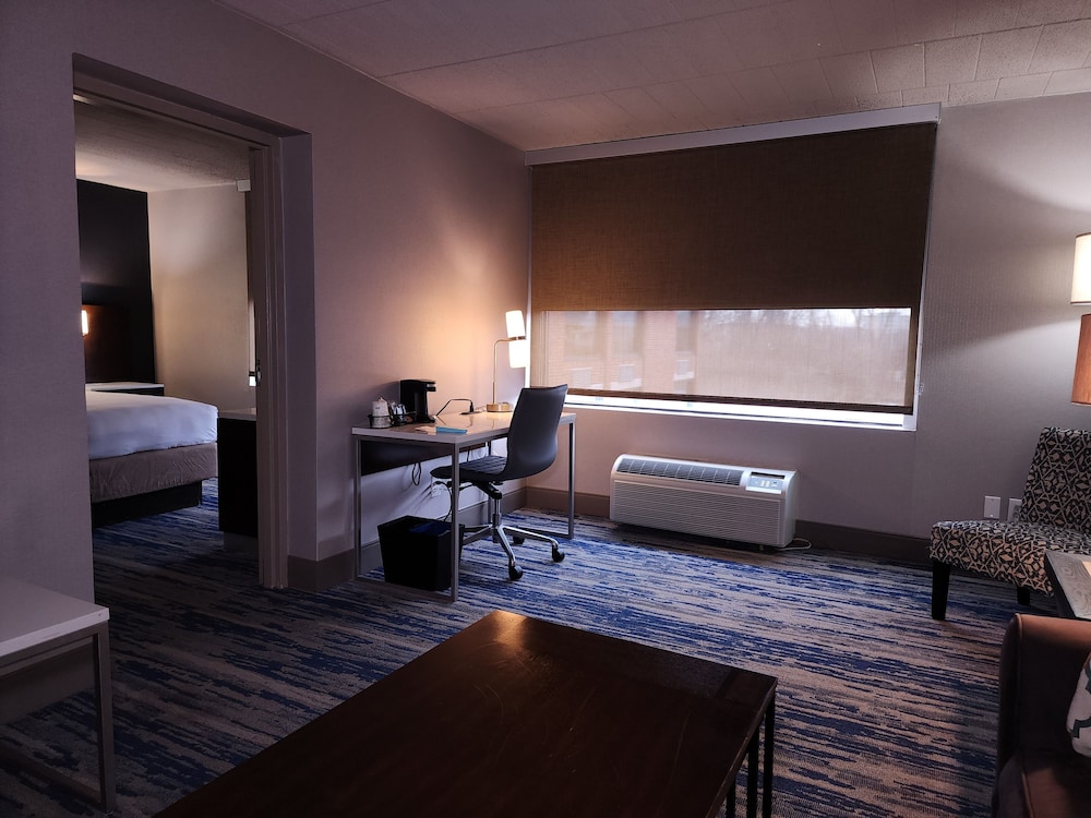 Skyline Hotel Detroit Airport, SureStay Collection by Best Western — Hotel rooms in Romulus, Michigan