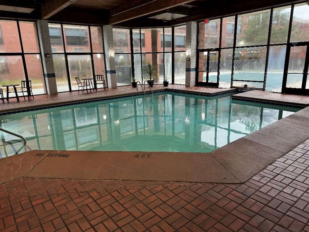 Skyline Hotel Detroit Airport, SureStay Collection by Best Western — Swimming pool in Romulus, Michigan