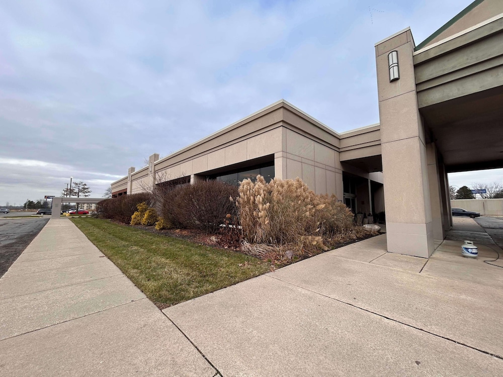 Skyline Hotel Detroit Airport, SureStay Collection by Best Western — Hotel building in Romulus, Michigan