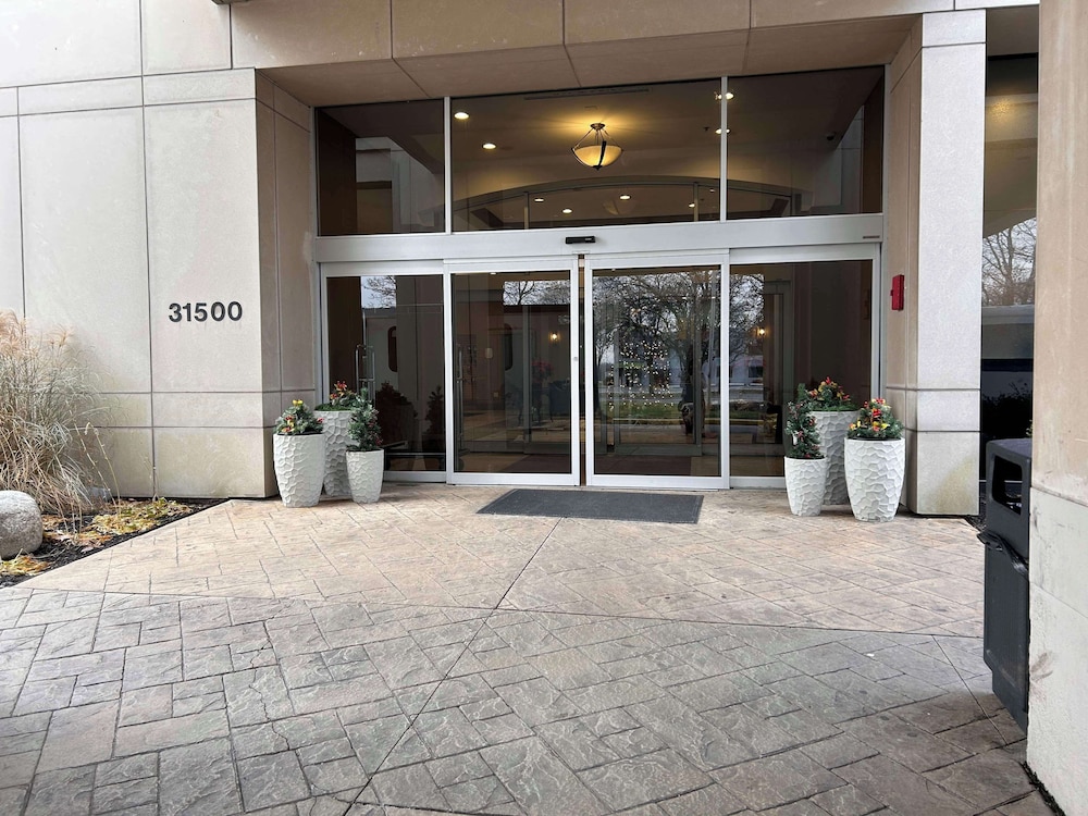 Skyline Hotel Detroit Airport, SureStay Collection by Best Western — Hotel building in Romulus, Michigan