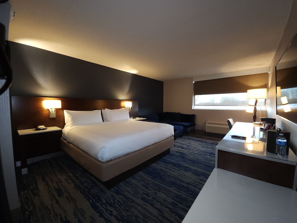 Skyline Hotel Detroit Airport, SureStay Collection by Best Western — Hotel rooms in Romulus, Michigan