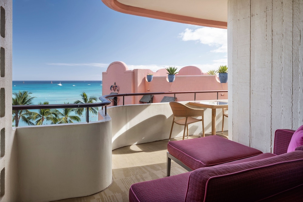 The Royal Hawaiian, a Luxury Collection Resort, Waikiki — Hotel building in Honolulu, Hawaii
