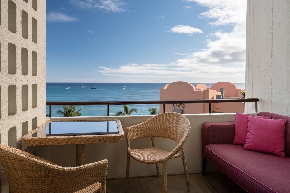 The Royal Hawaiian, a Luxury Collection Resort, Waikiki — Hotel rooms in Honolulu, Hawaii