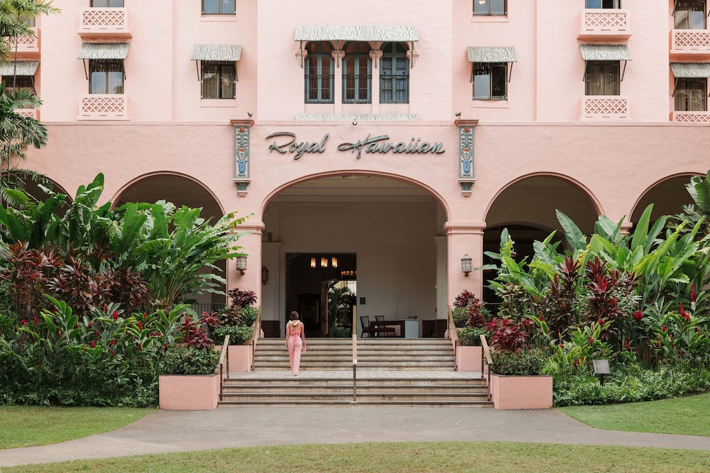 The Royal Hawaiian, a Luxury Collection Resort, Waikiki — Hotel building in Honolulu, Hawaii