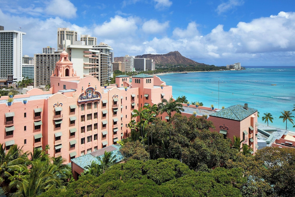 The Royal Hawaiian, a Luxury Collection Resort, Waikiki — Hotel building in Honolulu, Hawaii