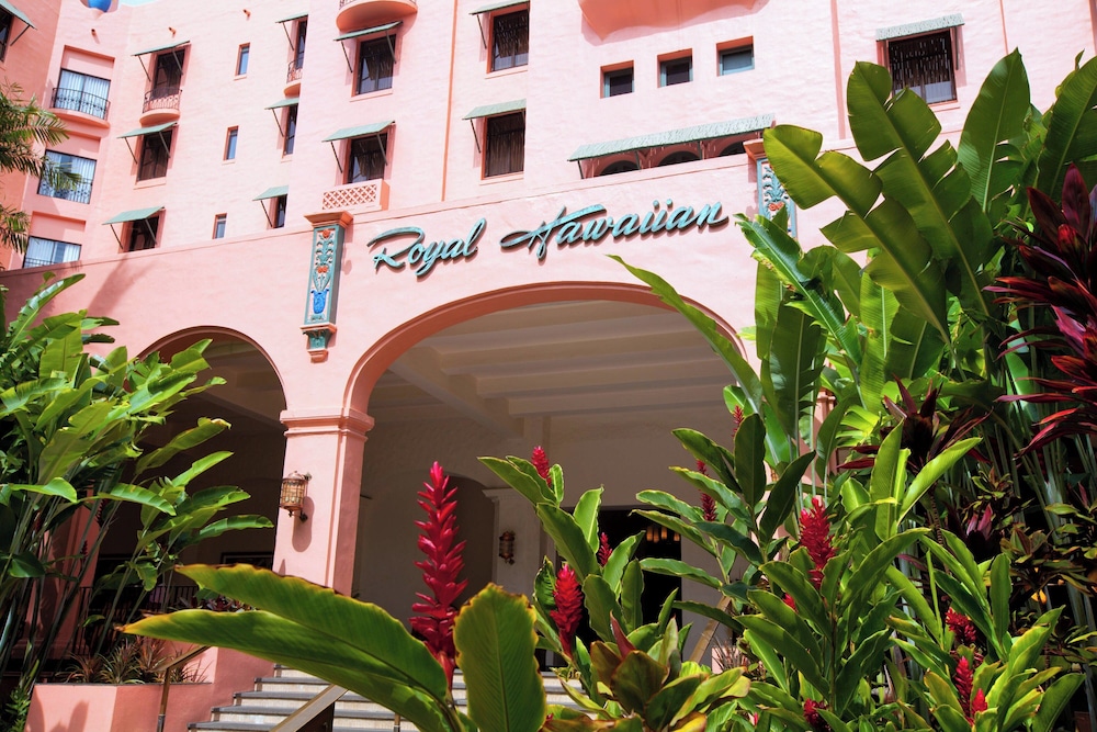 The Royal Hawaiian, a Luxury Collection Resort, Waikiki — Hotel building in Honolulu, Hawaii