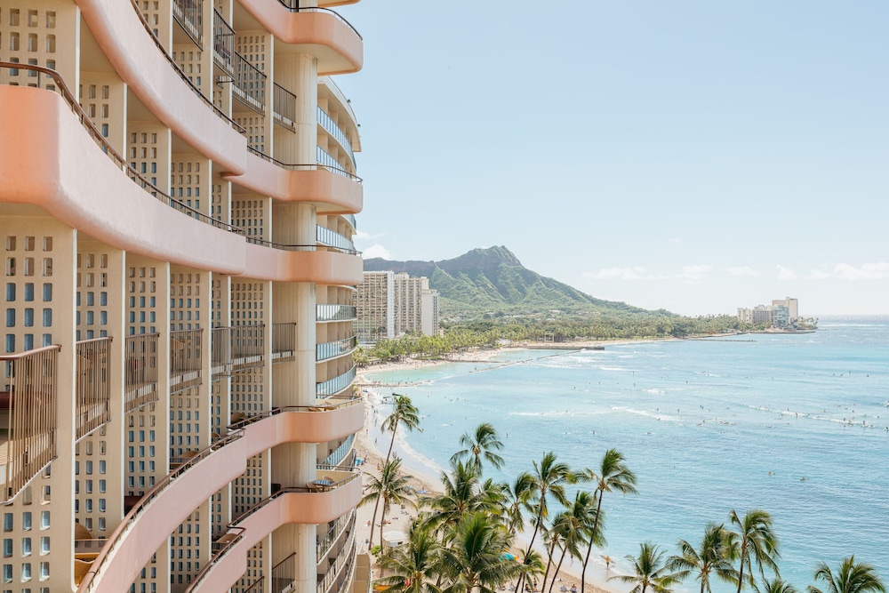 The Royal Hawaiian, a Luxury Collection Resort, Waikiki — Hotel building in Honolulu, Hawaii
