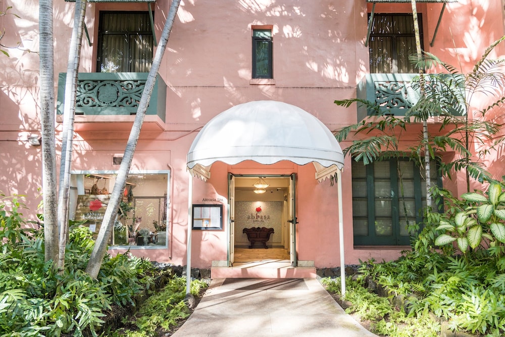 The Royal Hawaiian, a Luxury Collection Resort, Waikiki — Hotel building in Honolulu, Hawaii