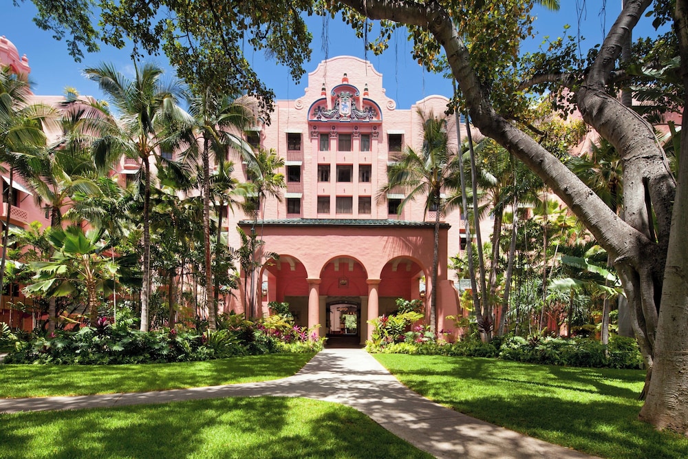 The Royal Hawaiian, a Luxury Collection Resort, Waikiki — Hotel building in Honolulu, Hawaii