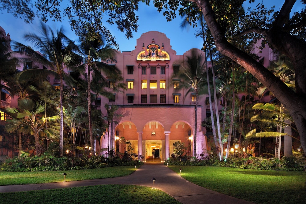 The Royal Hawaiian, a Luxury Collection Resort, Waikiki — Hotel building in Honolulu, Hawaii